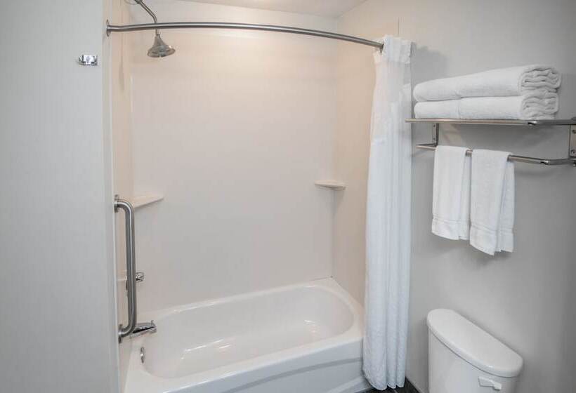 هتل Holiday Inn Express Cleveland Airport Brook Park, An Ihg