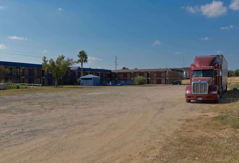 בית מלון כפרי Knights Inn Brenham