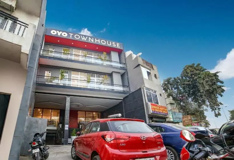ホテル Townhouse Chattarpur Opp. Tivoli Garden Near Chhatarpur Metro Station