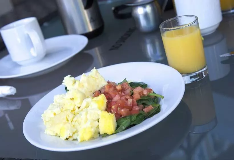 Hotelli Staybridge Suites Holland By Ihg