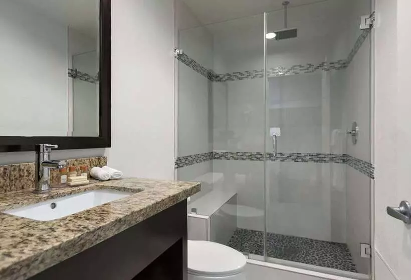 هتل Days Inn By Wyndham Downey