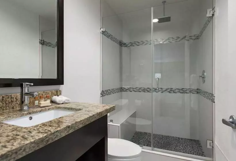 هتل Days Inn By Wyndham Downey