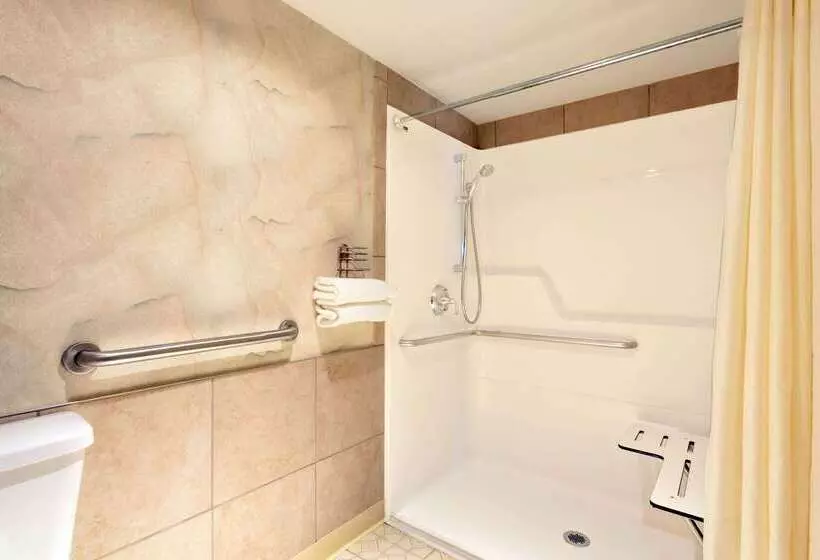 ホテル Days Inn By Wyndham Seatac Airport