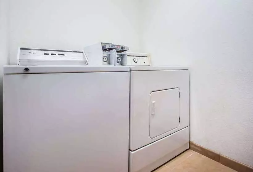 בית מלון כפרי Days Inn By Wyndham Seattle Aurora