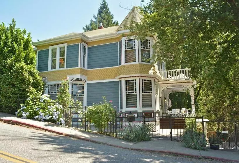 ホテル Deer Creek Inn