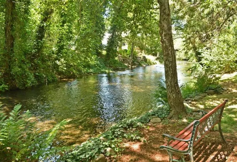 ホテル Deer Creek Inn