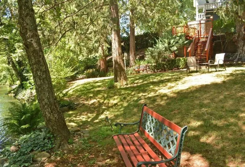 ホテル Deer Creek Inn