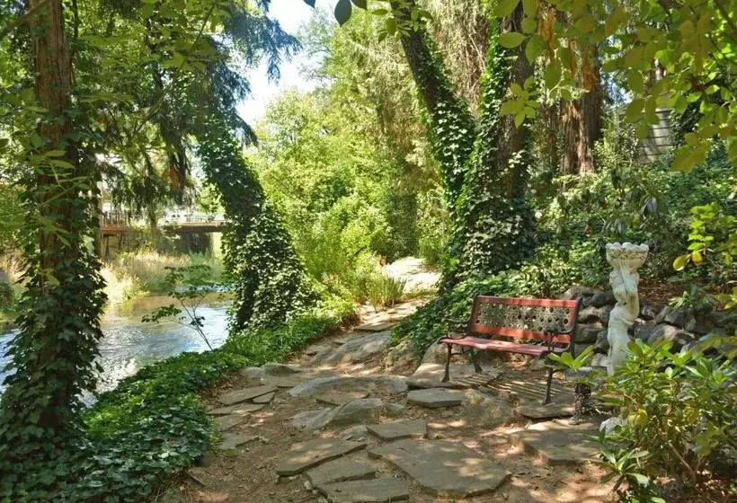 ホテル Deer Creek Inn