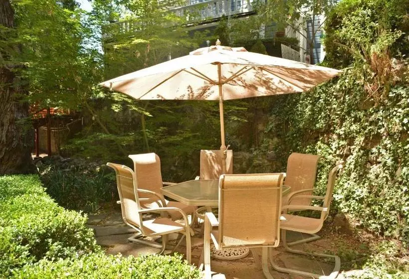 ホテル Deer Creek Inn