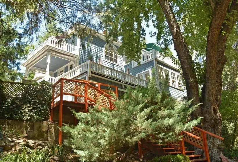 ホテル Deer Creek Inn