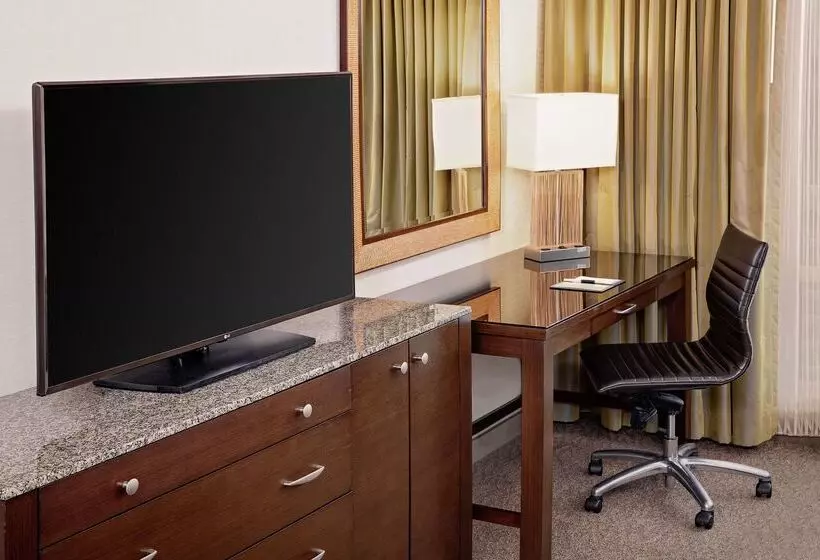 Doubletree By Hilton Hotel Boston Bayside