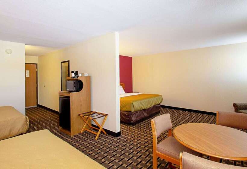 فندق Econo Lodge Inn & Suites