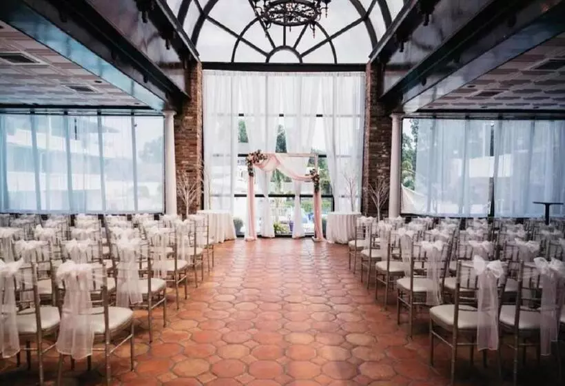 Мотель The Shore Club