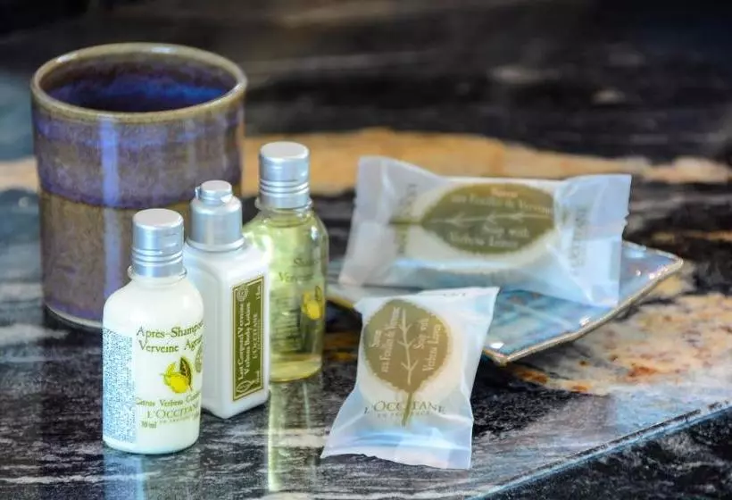 Majatalo Louise Village