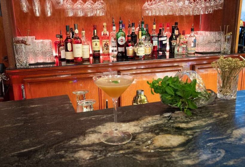 Crown Columbia Hotel; Bw Premier Collection