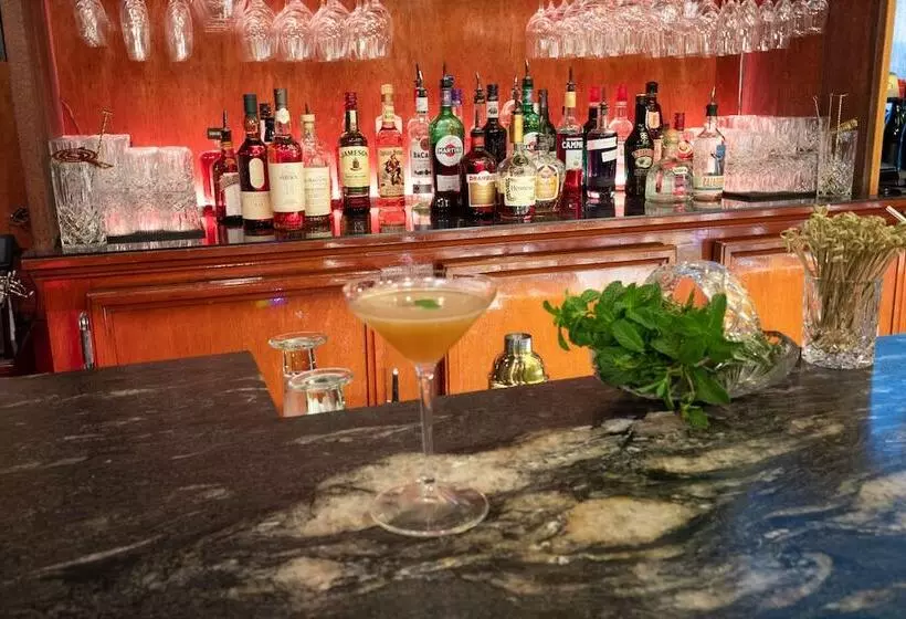 Crown Columbia Hotel; Bw Premier Collection