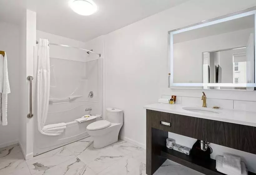 Crown Columbia Hotel; Bw Premier Collection