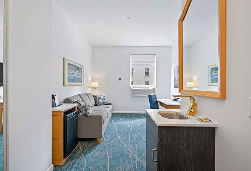 Crown Columbia Hotel; Bw Premier Collection