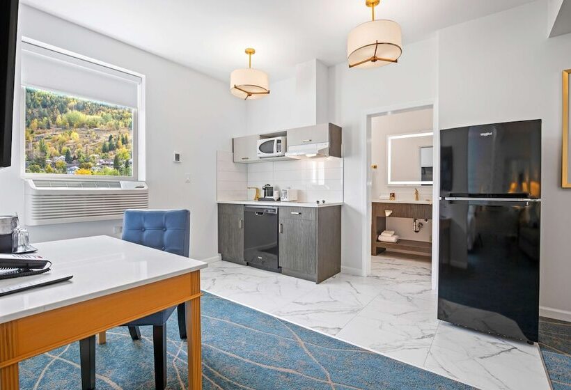 Crown Columbia Hotel; Bw Premier Collection