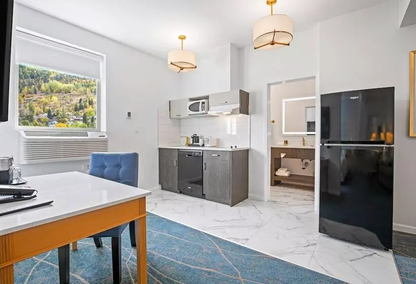 Crown Columbia Hotel; Bw Premier Collection