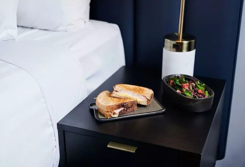 Midnight Hotel, Autograph Collection