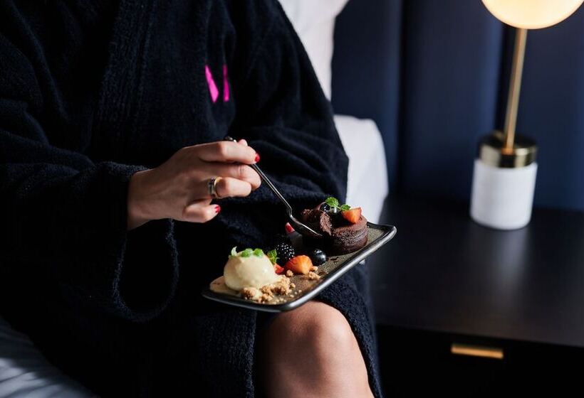 Midnight Hotel, Autograph Collection