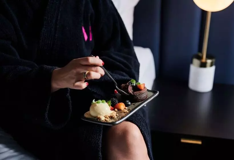 Midnight Hotel, Autograph Collection