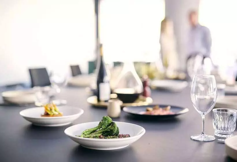 Midnight Hotel, Autograph Collection