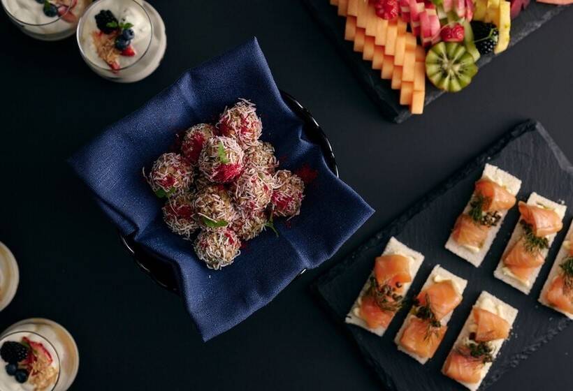 Midnight Hotel, Autograph Collection