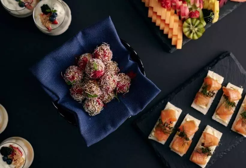 Midnight Hotel, Autograph Collection