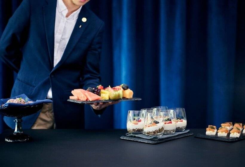 Midnight Hotel, Autograph Collection