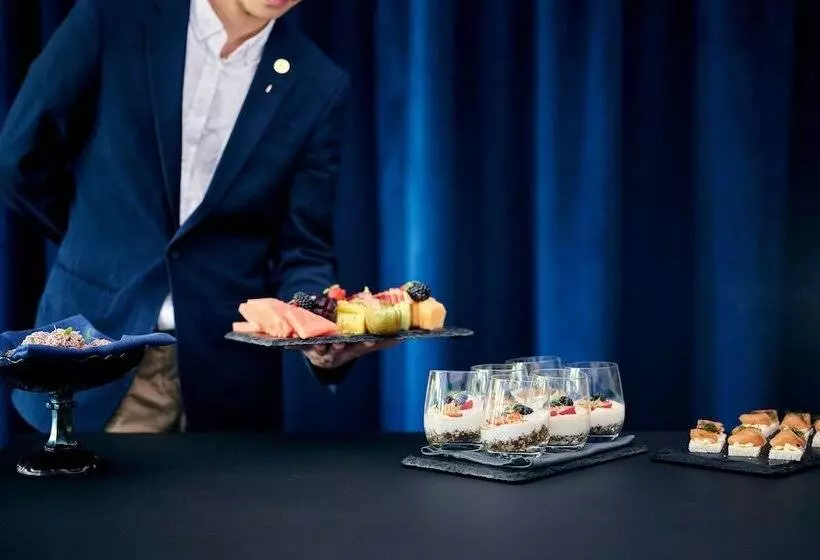 Midnight Hotel, Autograph Collection