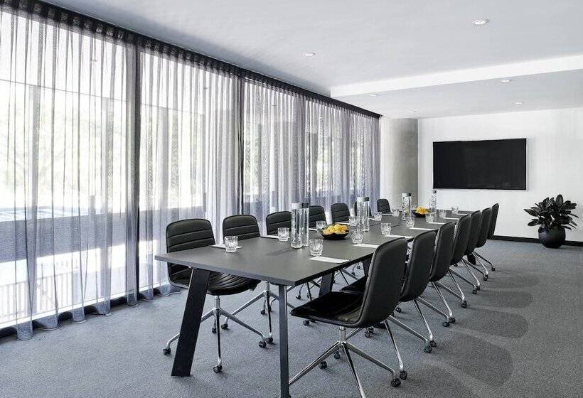 Midnight Hotel, Autograph Collection