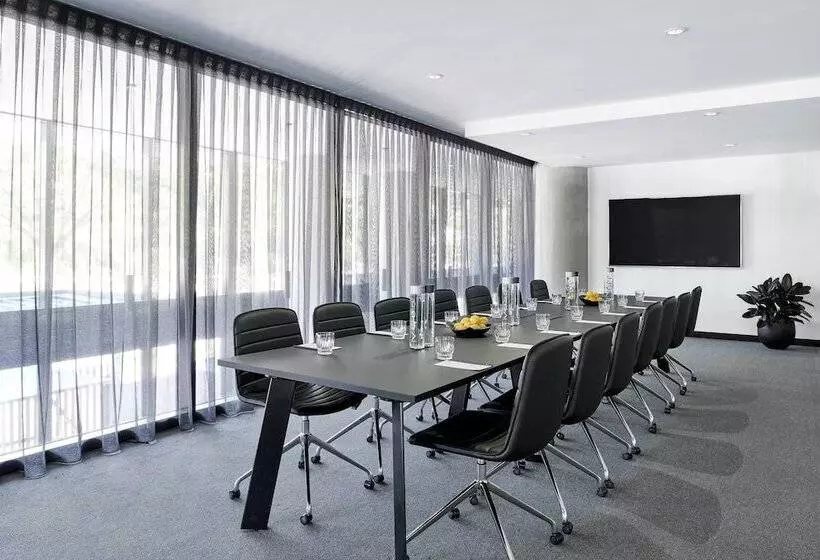 Midnight Hotel, Autograph Collection