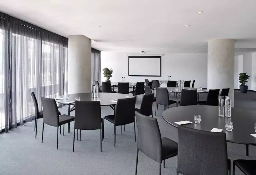 Midnight Hotel, Autograph Collection