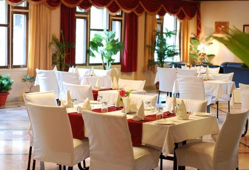 منتجع Corbett Kingdom