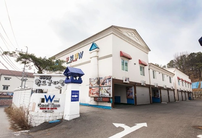 Belita N Goodtime Drivein Motel