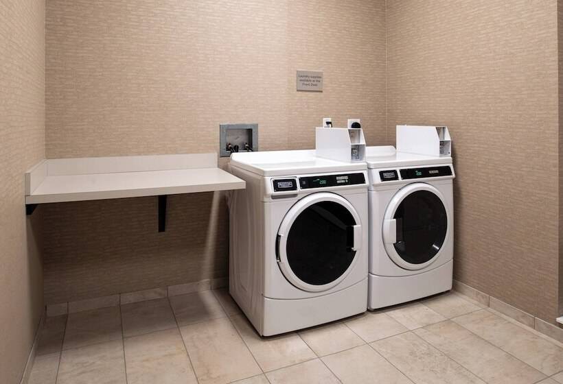 فندق Courtyard Kansas City Olathe