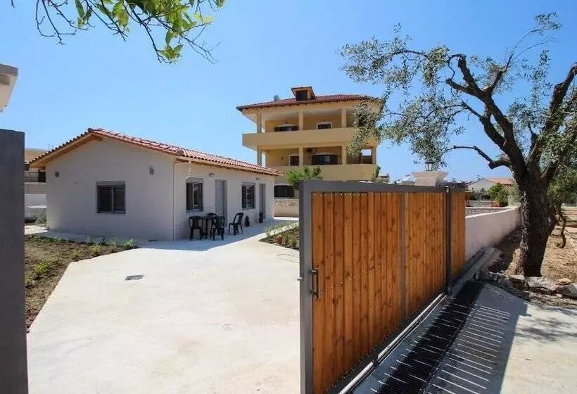 Hotelli Vila Landi