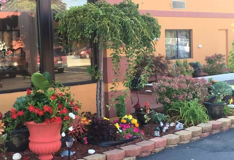 Отель A Victory Inn  West Dearborn