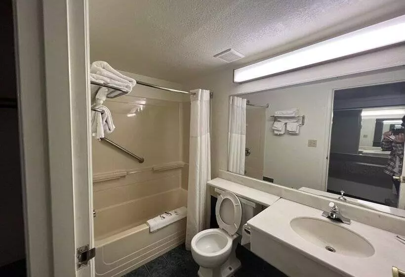 Отель A Victory Inn  West Dearborn