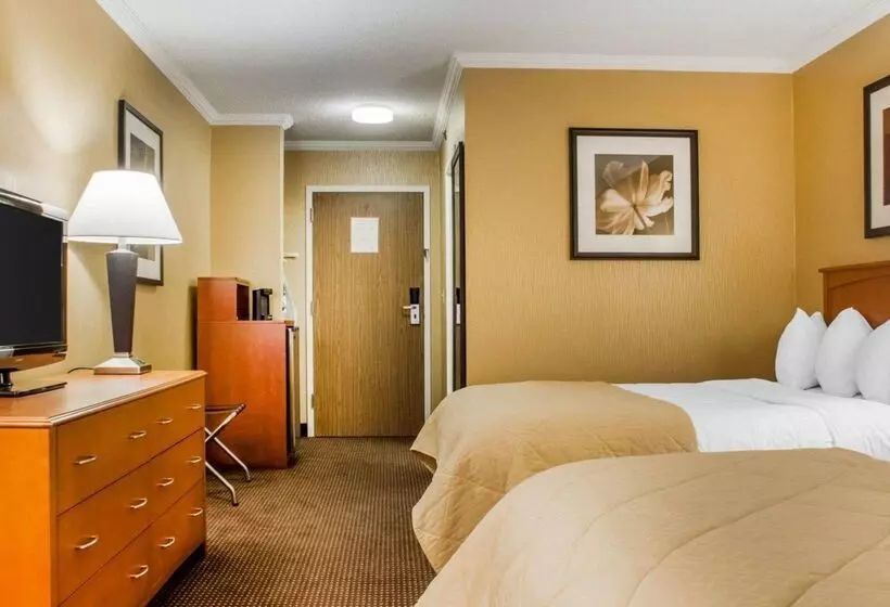 Clarion Hotel & Suites Riverfront