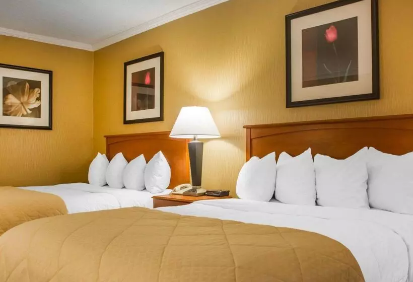 Clarion Hotel & Suites Riverfront