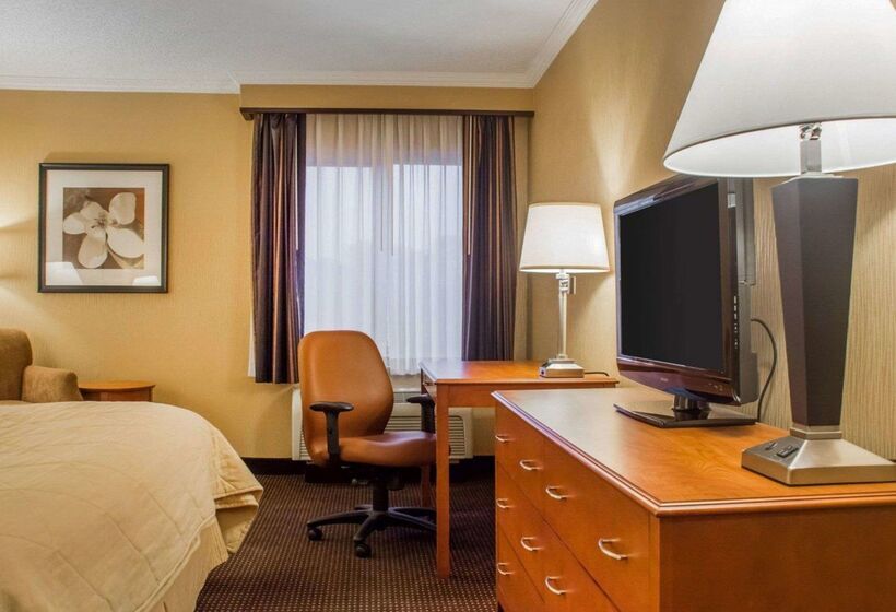 Clarion Hotel & Suites Riverfront