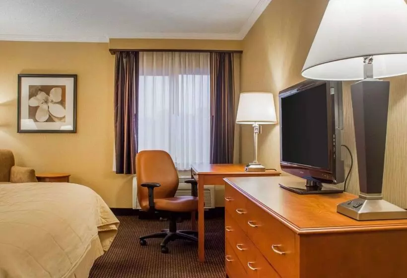 Clarion Hotel & Suites Riverfront