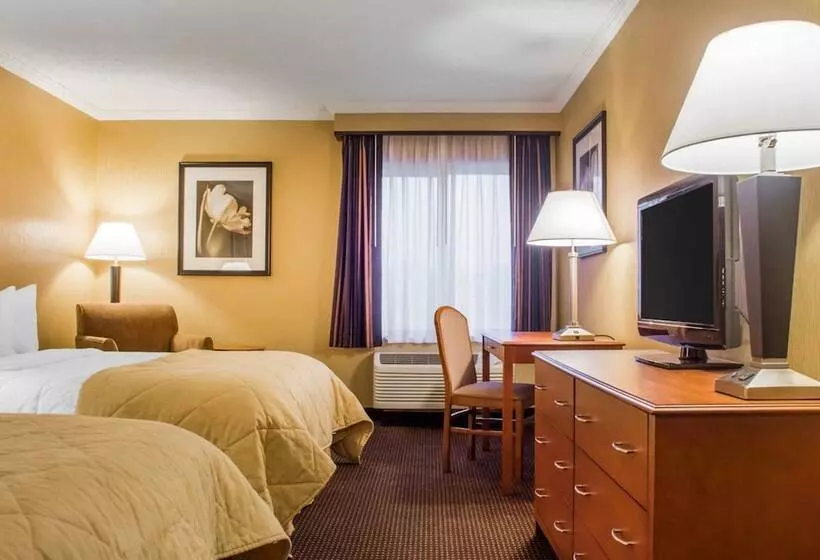 Clarion Hotel & Suites Riverfront