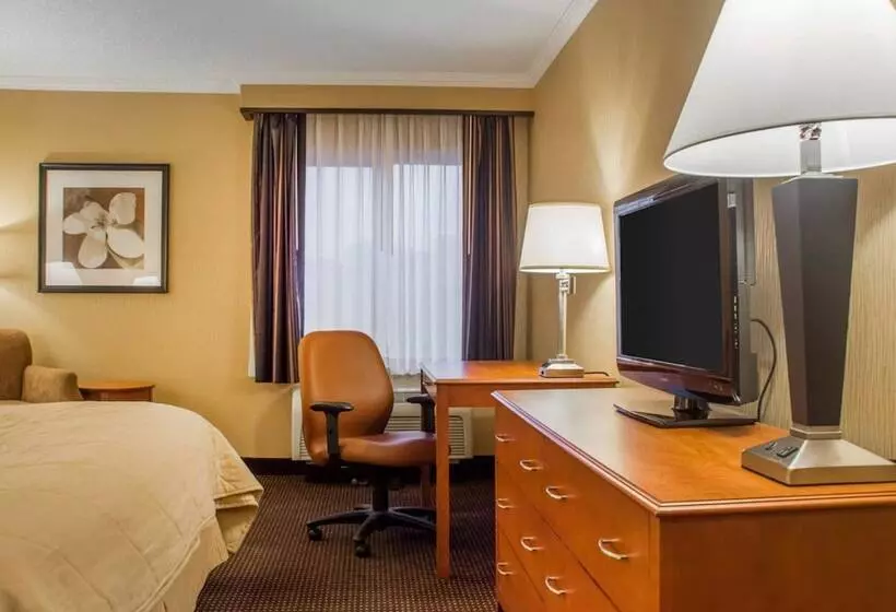 Clarion Hotel & Suites Riverfront