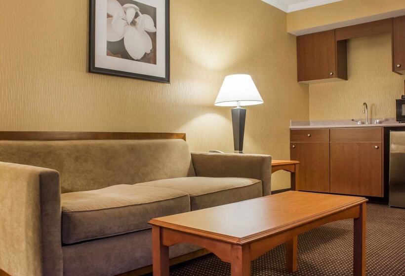 Clarion Hotel & Suites Riverfront