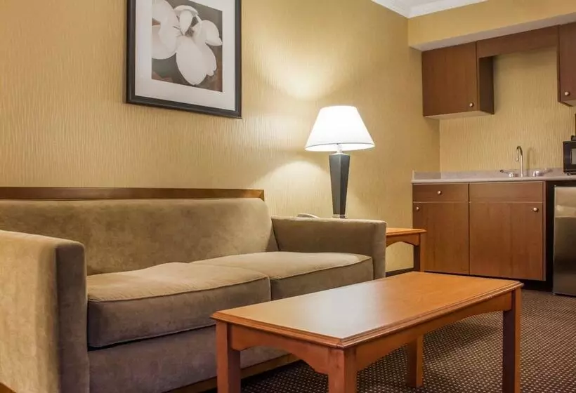 Clarion Hotel & Suites Riverfront