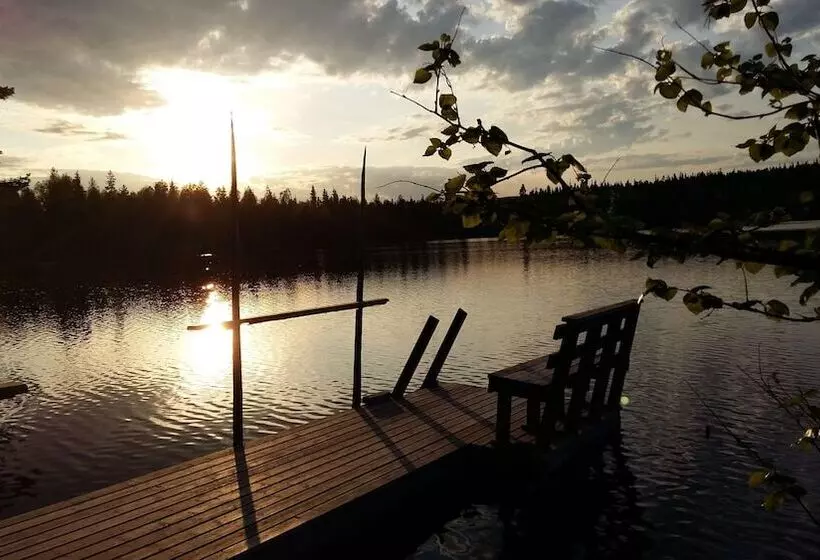 Isokenkaisten Klubi  Wilderness Lodge
